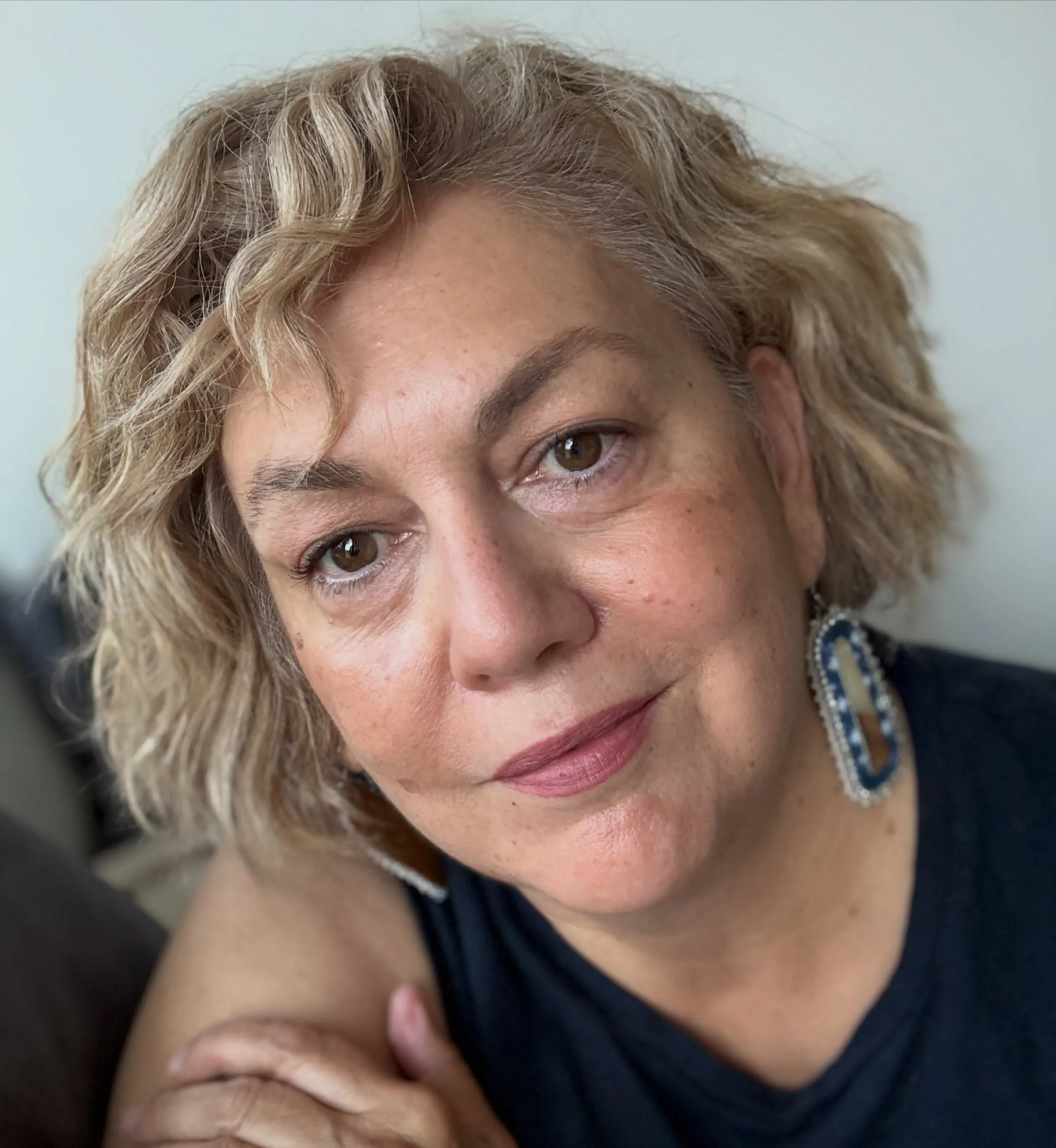Short blonde waves with a side part