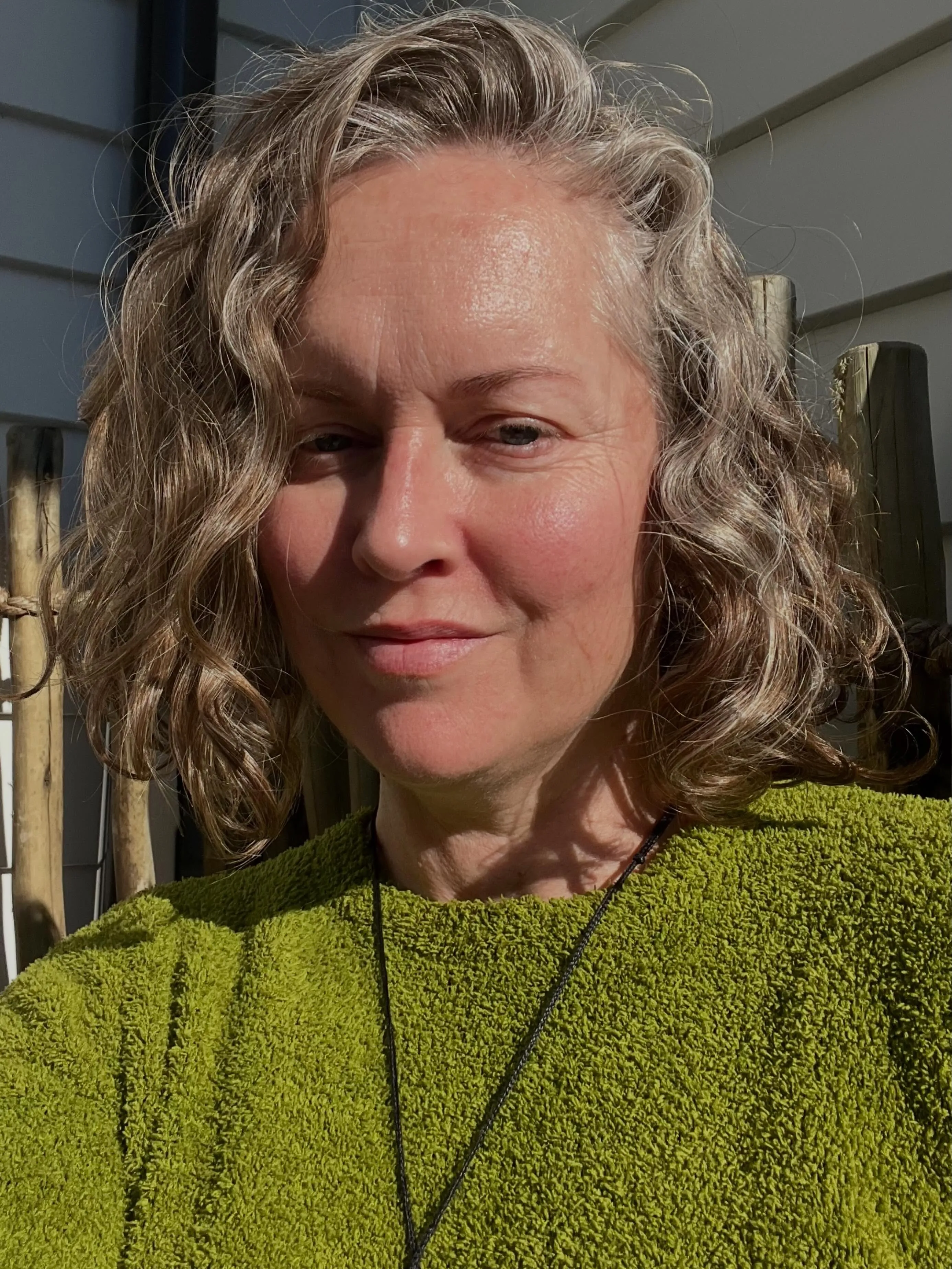 Short natural waves with a loose side part