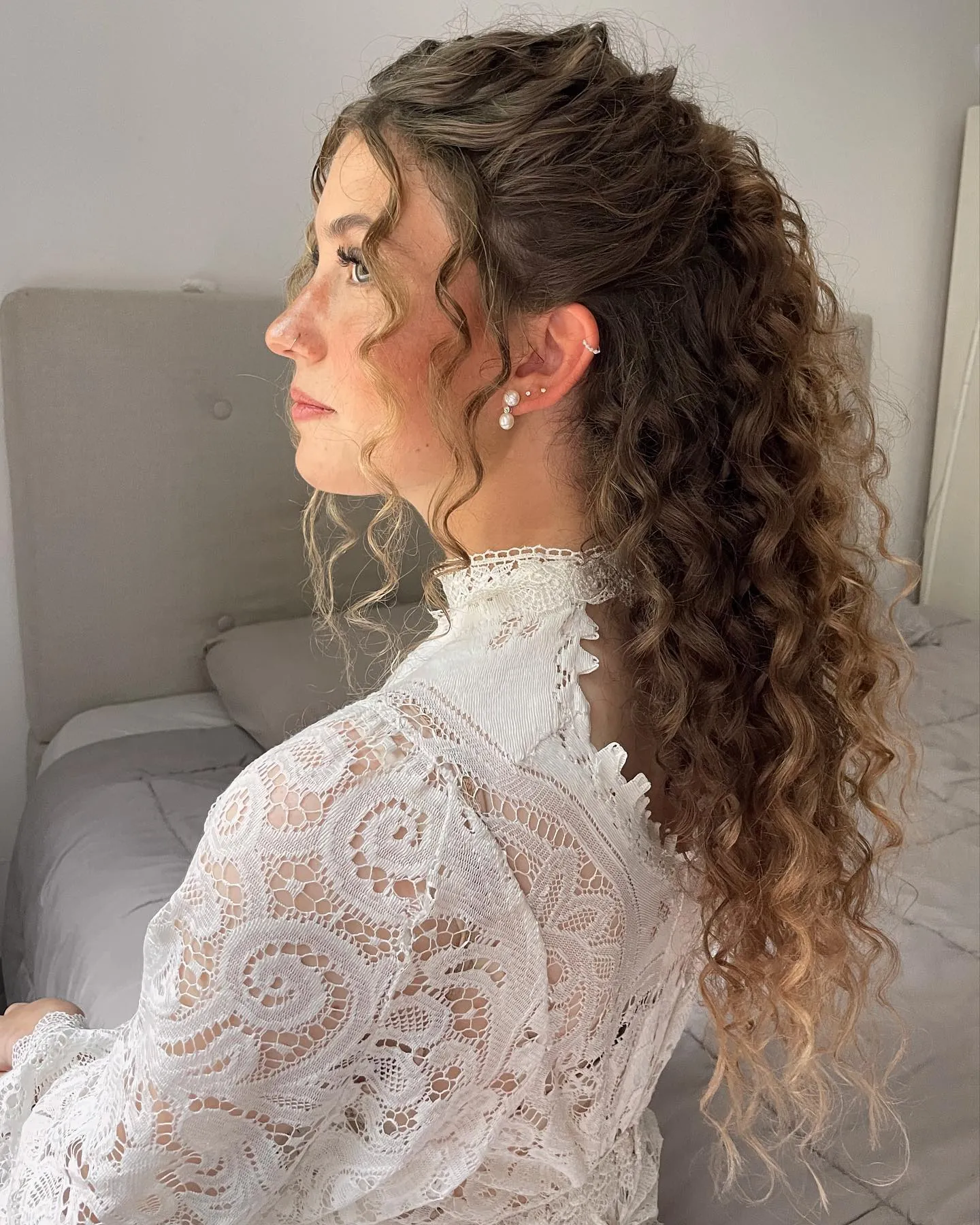 wedding-guest-hairstyles-for-curly-hair
