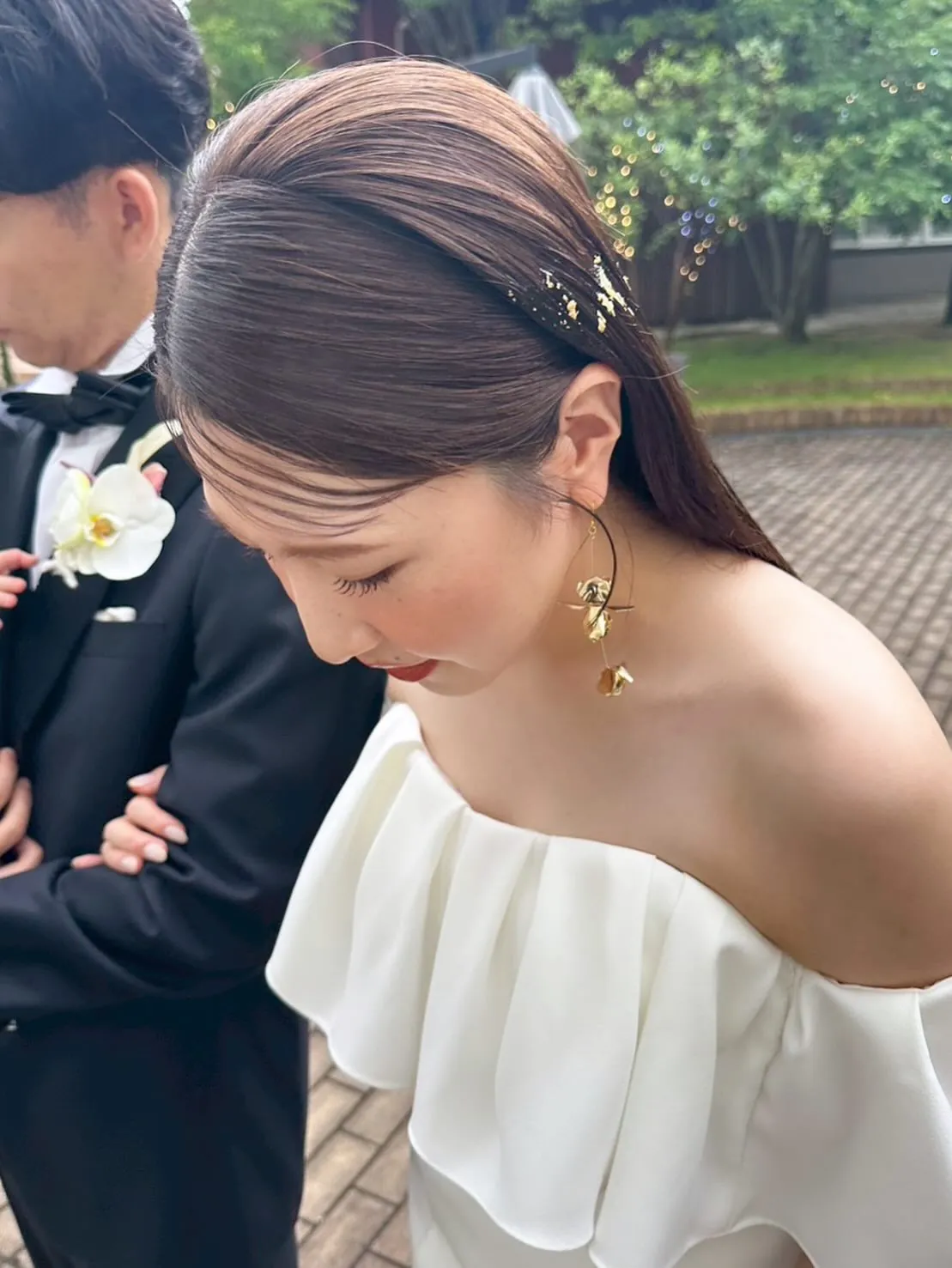 Sleek straight wedding hair with small gold pins