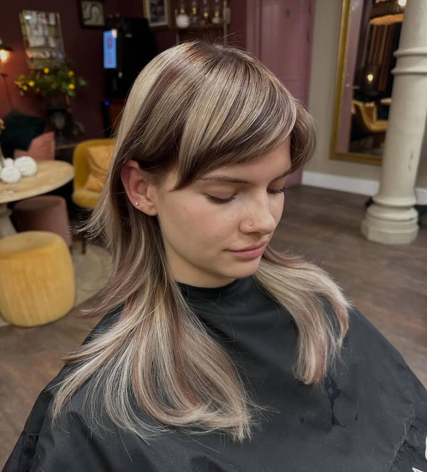 contrast side streaks Y2K hairstyle